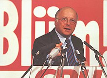 Blüm am Rednerpult vor Mikrofonen im Wahlkampf zur Landtagswahl Nordrhein-Westfalen 1990