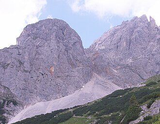 Ostwand des Kaiserkopfs (links), Ellmauer Halt (rechts), dazwischen die Rote-Rinn-Scharte als Übergang zum Kaisertal