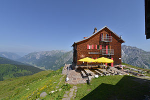 Kaltenberghütte von Süden, Klostertal links im Hintergrund