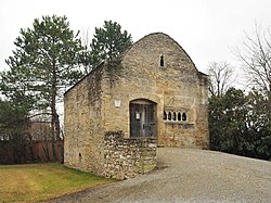 Der Karner von Margarethen am Moos (Gemeinde Enzersdorf an der Fischa) ist ein schlichter Rechtecksbau, der an seiner Fassade ein Arkadenfenster mit romanischem Dekor aufweist.