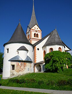 Die Kirche St. Peter, links der Karner; gegen Westen