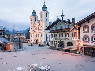 Hauptplatz der Marktgemeinde St. Johann in Tirol morgens