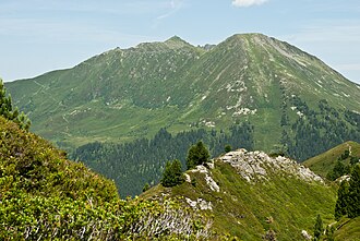 Das Kellerjoch von Süden, links die Kellerjochhütte, mittig das Kreuzjoch, rechts der Kuhmesser