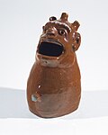 Koboldkrug, um 1903, feiner roter Scherben, farblos glasiert, partiell geringfügig farblich gefasst, Höhe: 20,3 cm, Kunstsammlung und Archiv, Universität für angewandte Kunst Wien, Inv. Nr. Kenner_18.966/O.