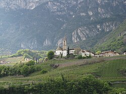 Pfarrkirche St. Vigil mit Fahnenkasten