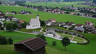 Ortskern mit Kirche von Nordosten
