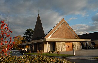 Frontportal mit Kirchplatz und Kirchenschiff