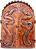 Grabtafel (Metall-Treibarbeit aus Kupferblech) für Seemüller und Lessiak (geschlossen) an der Pfarrkirche in Sankt Martin, Klagenfurt