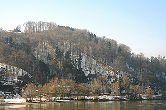Blick auf den Turm vom anderen Donauufer aus. Im Hintergrund die Anschlussmauer (2006)
