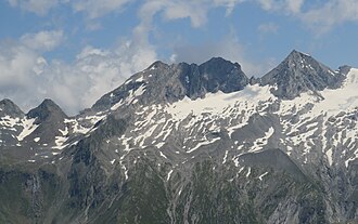 Kleiner (mittig) und Großer Mörchner (rechts) mit Mörchnerscharten (links nördliche, daneben die südliche) und Mörchnerkees (vorn)