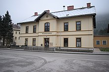 Die Volksschule der Gemeinde Kleinzell an einem nebeligen Dezember-Tag mit schneebedecktem Dach