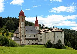 Wallfahrtskirche Unsere Liebe Frau mit Klostergebäude in Maria Weißenstein