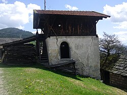 Kornkasten und Kapelle beim Kuen