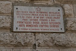Diese Plakette wurde anlässlich des 50. Jahrestages der Oktoberrevolution am Gebäude angebracht: „Von der Welle der Oktoberrevolution eingeschüchtert, verurteilte ein österreichisch-ungarisches Standgericht in diesem Haus am 10.II.1918 die Anführer des Matrosenaufstands in der Bucht zum Tode.“