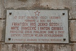 Diese Plakette wurde anlässlich des 50. Jahrestages der Oktoberrevolution am Gebäude angebracht: „Die zum Tode verurteilten Anführer des Matrosenaufstands von 1918 … verbrachten ihre letzten Tage in diesem Gefängnis, das der großen Revolutionäre würdig war.“