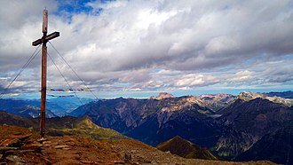 Gipfelkreuz mit Blick zum Lechquellengebirge und Spullersee