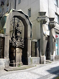 Kubistische Einrahmung der Nepomukstatue, Prag, 1912–1913