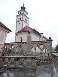 Treppenanlage und Brunnen an der Muttergottes-Rosenkranz-Kirche in Kranj