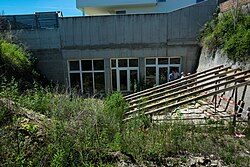 Der Grabungskeller von Nordosten gesehen und im vereinfachten Schnitt