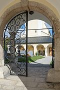 Portal zu Friedhof und Kirche