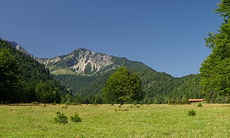Die Ostseite des Kreuzbergs von der Kloo-Ascheralm gesehen