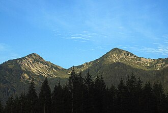 Kreuzkopf (links) und Ochsenälpeleskopf (fotografiert von der Ammerwaldstraße aus)