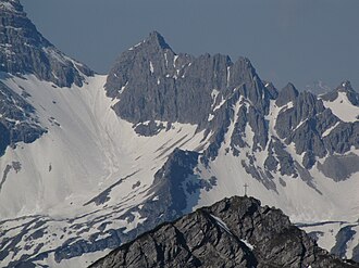 Kreuzspitze aus Nordosten von der Schochenspitze (2069&nbsp;m) über der Steinkarspitze (2067&nbsp;m)