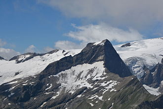 Kristallwand von Osten, links im Gratverlauf der Stein am Ferner, die Friedrich-August-Wand und das Froßnitztörl