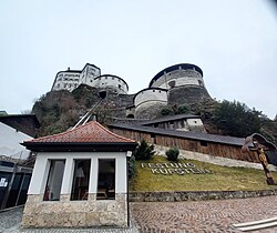 Gesamtansicht der Festung: Bürgerturm (rechts) mit Orgel und Spieltischhäuschen (Vordergrund links)