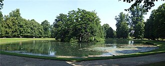 Auf dieser Insel (Mitte) wurde Lady Diana begraben.