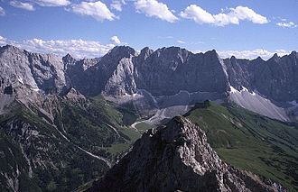 Die Dreizinkenspitze von Norden (links der Mitte)
