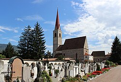 Alte Pfarrkirche Mariä Himmelfahrt mit Turm, Friedhofskapelle und Friedhof