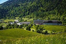 Im Bild sieht man die Landesklinik St.Veit im Pongau mit dem Altbau rechts und dem neuen Komplex links.