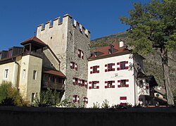 Burg Latsch mit Nebentrakten