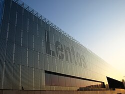 Das Lentos Kunstmuseum Linz von der Donauseite aus gesehen.