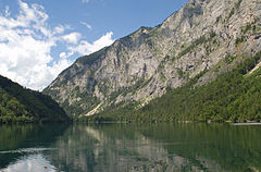 Leopoldsteiner See bei Eisenerz, rechts die Abhänge des Rossloch