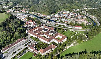 Südostansicht von Lilienfeld mit dem Zisterzienserstift im Vordergrund