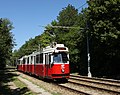 Typ E2 auf der U1-Ersatzlinie 66 bei Rothneusiedl; auf dieser ehemaligen Schnellstraßenbahnstrecke verläuft heute die Trasse der U1.
