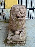 Löwe (links des Eingangs)