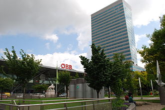 Bahnhofsvorplatz mit Aufnahmsgebäude und Terminal Tower