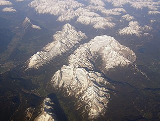 Wettersteingebirge und Mieminger Kette (links) von Nordosten