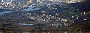 Luftbild mit der Donau und dem Linzer Industriegebiet im Hintergrund (2012)