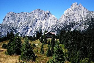 Sparafeld in der Mitte, links davon der Kalbling, rechts vom Sparafeld durch die Wildscharte getrennt der Admonter Reichenstein. Im Vordergrund die Mödlinger Hütte.