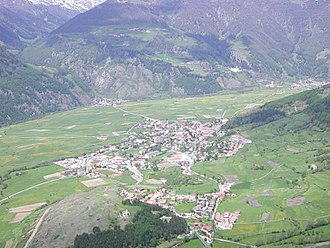 Im Vordergrund der Tartscher Bichl und Tartsch, in der Bildmitte Mals und im Hintergrund Burgeis mit dem Kloster Marienberg