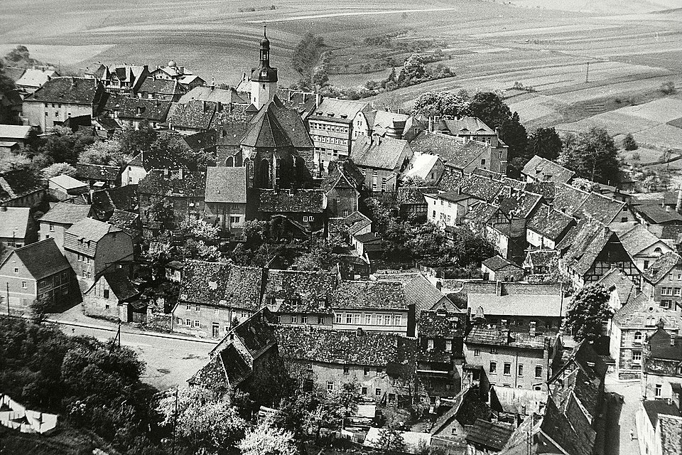 Auf diesem Bild, aufgenommen vom Mansfelder Schloss, ist Junghuhns Geburtshaus von der Gartenseite zu sehen. Es handelt sich um das offensichtlich frisch renovierte Haus mit dem hohen hellen Dach unmittelbar vor der Sankt-Georg-Kirche.