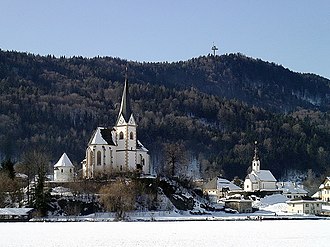Pyramidenkogel mit ehemaliger Aussichtsplattform (2006)(im Vordergrund, nördlich davon, Maria Wörth)