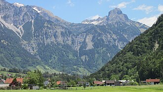 Stallehr von Westen vor der schroffen Südseite des Lechquellengebirges mit dem 70 m hohem Mason-Wasserfall und dem Gipfel des Roggelskopfes