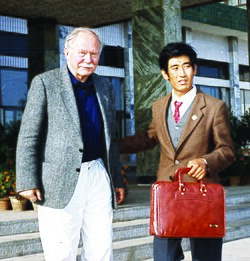 Walther Heissig steht neben Hurcabaatur Solonggod. Das Foto ist aus dem Jahr 1987.