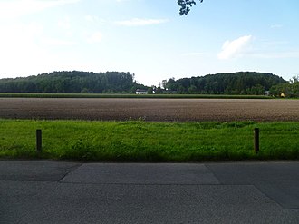 Die beiden Morzger Hügel: - Ansicht von Hellbrunn aus, dazwischen das Schloss Montfort (Salzburg)