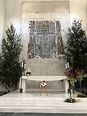 Mosaik über dem Hochaltar zur Weihnachtszeit